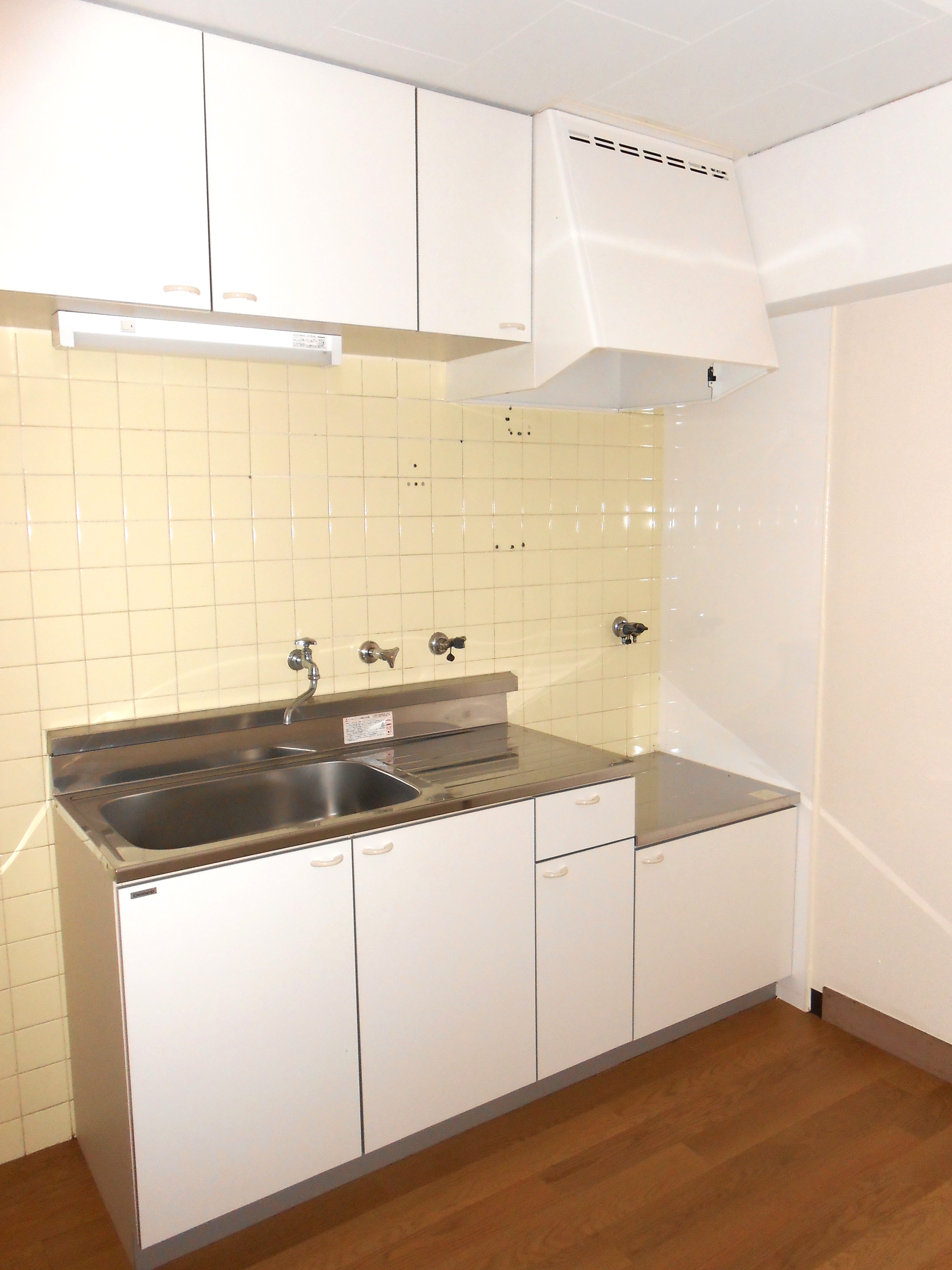 203号室 キッチン(広めで収納付き)