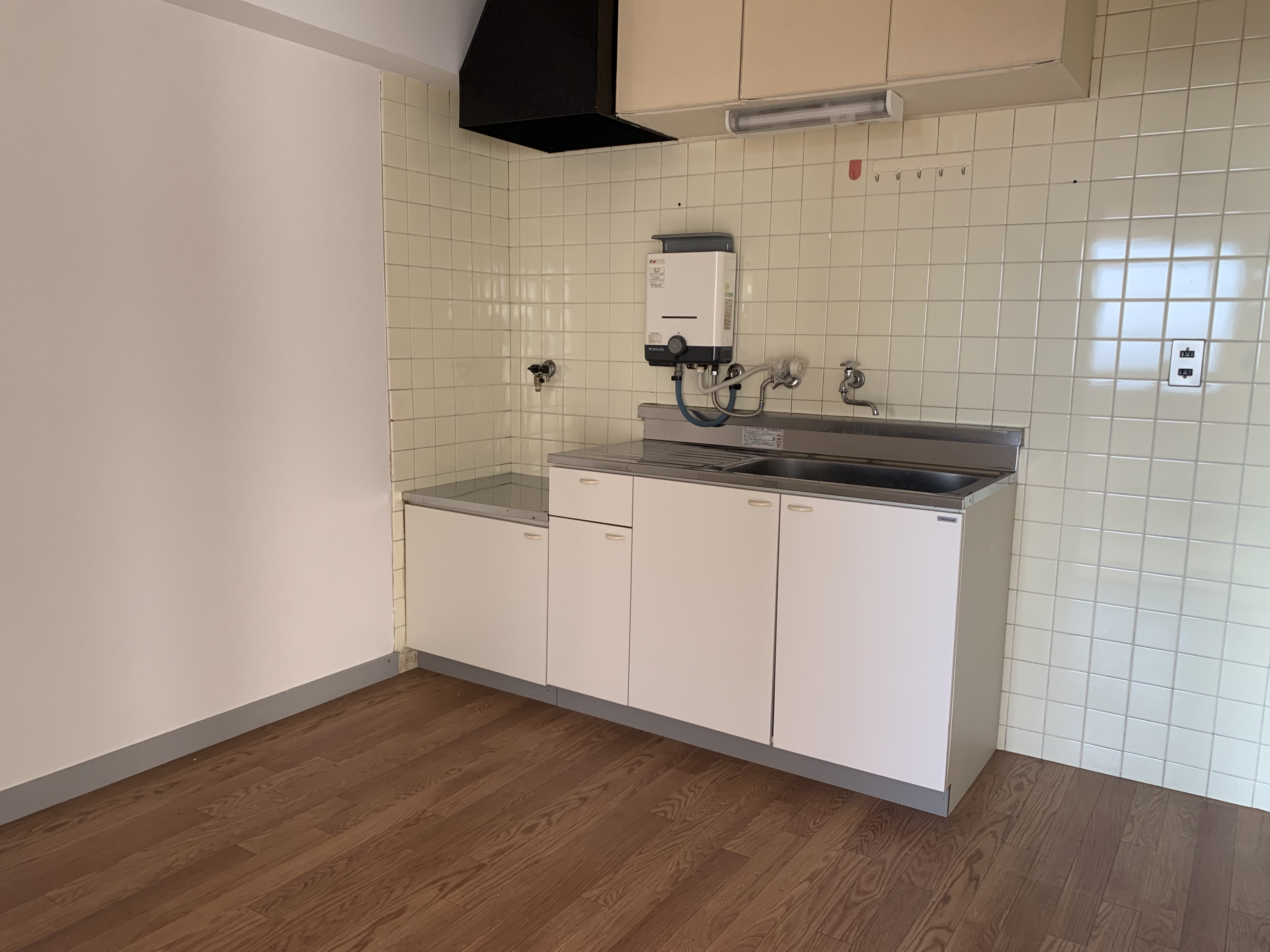 302号室 キッチン(広めで収納付き)