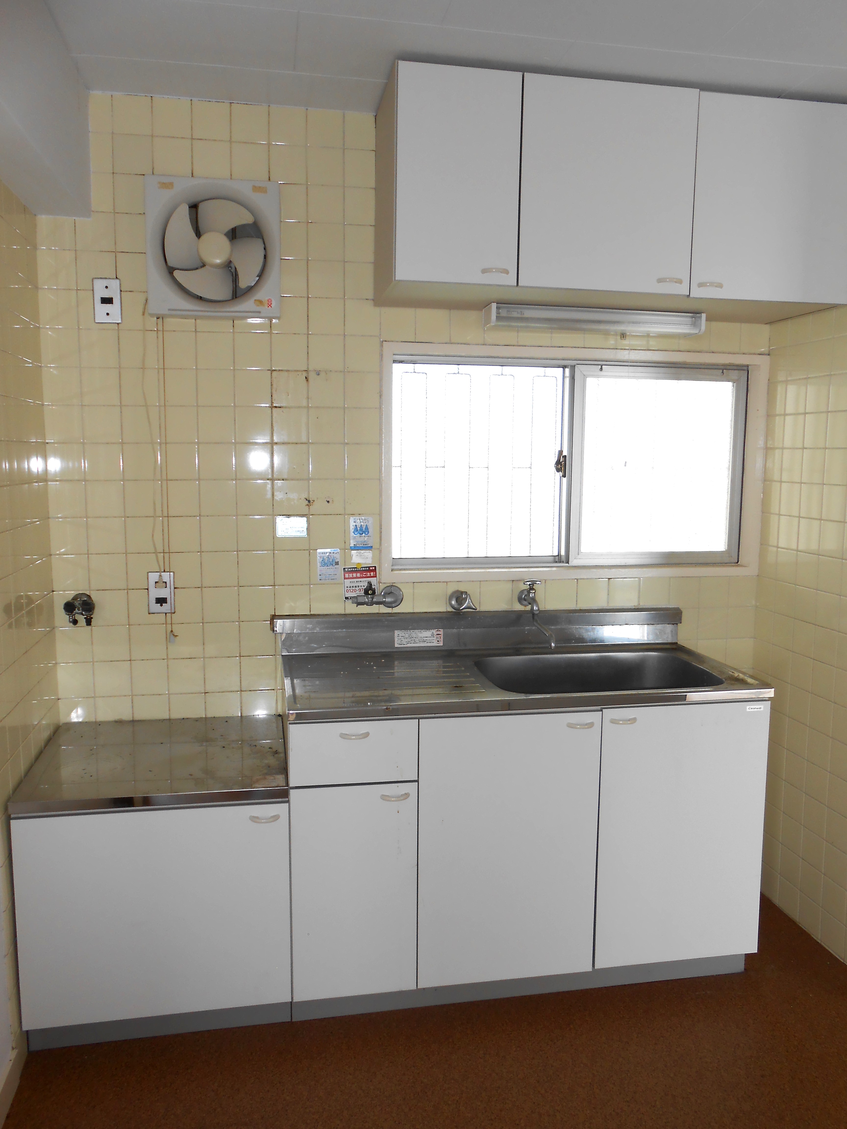 402号室 キッチン(広めで収納付き)